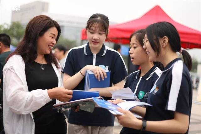 中職招生咨詢會現場火爆 升學就業雙軌并行，職業教育前景廣闊