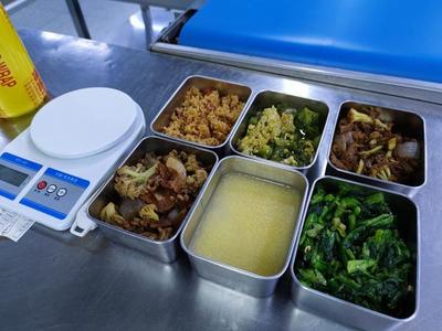 硬核配餐 一小時下線兩千斤米飯，鄭州企業(yè)以“媽媽的味道”打造餐飲管理新標桿